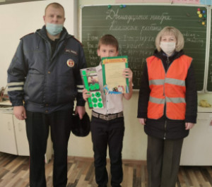 В липецких школах автоинспекторы поощряют активистов пропаганды использования световозвращателей