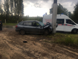 В Липецке водитель «Киа» не справился с управлением и врезался в столб