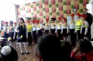О дорожной безопасности в липецком регионе младшим школьникам и воспитанникам детсадов напоминают совместные бригады ЮИДовцев, автоинспекторов и педаг
