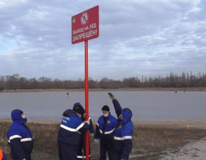 «Выход на лёд запрещён!» - предупредительные знаки установлены в Липецке на
берегах реки Воронеж и Силикатных озёр