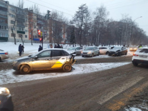 В Липецке столкнулись пять автомобилей, два человека пострадали