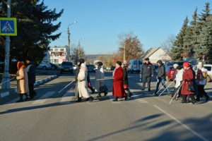 В Липецкой области общественники и автоинспекторы обращают особое внимание автомобилистов на пешеходов с ограниченными возможностями зрения
