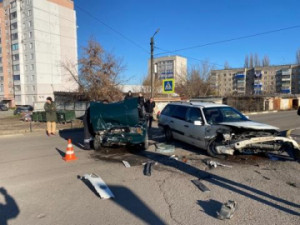 В Ельце в результате столкновения автомобилей пострадали три человека