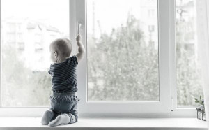 Защитите ребенка от падения из окна!