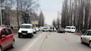 В Грязях в столкновении с иномаркой пострадала пассажирка ВАЗа