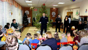 Автоинспекторы липецкого региона поздравили с новогодними праздниками детей, оставшихся без попечения родителей