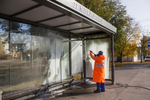 В Липецке ежедневно дезинфицируют остановки и салоны общественного транспорта