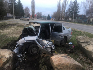 В Воловском районе водитель ВАЗа разбился о камень
