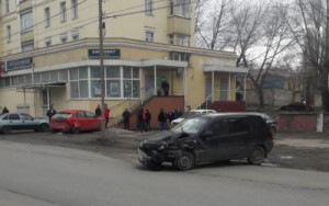 В Липецке в двойном столкновении пострадали водитель и пассажирка одного из автомобилей