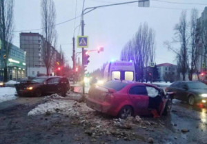 В Липецке столкнулись две иномарки, водители госпитализированы