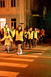 В Липецкой области школьники наглядно демонстрируют сверстникам, как «засветиться» на темной  дороге