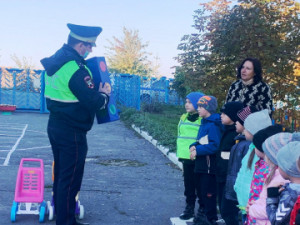 В Грязинском районе автоинспекторы показали дошкольникам безопасный переход