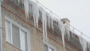 После крещенских морозов в Липецк пришла оттепель, а с ней – угроза схода снега и падения сосулек с крыш домов