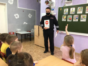 В Липецкой области автоинспекторы регулярно знакомят воспитанников детских садов и школьников с основами безопасного поведения на дорогах