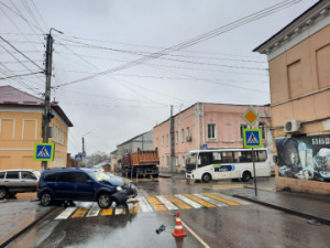 В Ельце на перекрестке в тройном столкновении пострадали четыре человека