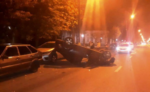 В центре Липецка иномарка столкнулась с двумя автомобилями