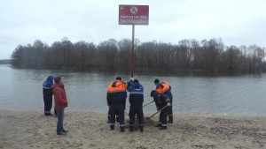 Липецкие спасатели начали установку знаков «Выход на лёд запрещён!» в прибрежной черте реки Воронеж