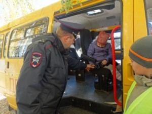 В Липецкой области ЮИДовцы с сотрудниками ГИБДД проверяют школьные автобусы, а учащихся младших классов знакомят со службой дорожной полиции
