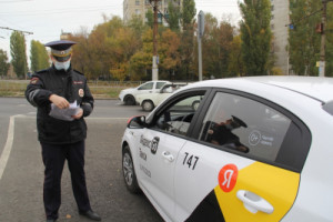Автоинспекторы проверили около двухсот водителей такси на территории Липецкой области