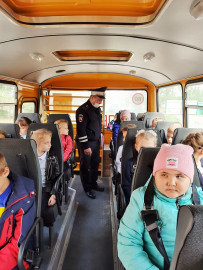 В Липецкой области автоинспекторы обучают учащихся начальных классов правильному поведению в автобусах
