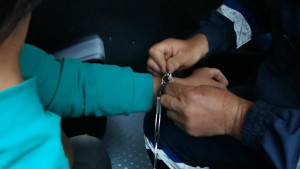 Браслет из наручников – спасатели избавили липчанку от сомнительного украшения