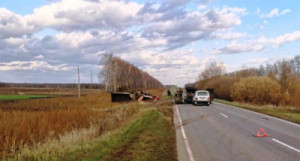 В Данковском районе в столкновении трактора и КамАЗа пострадал водитель большегруза
