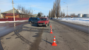 В Грязях на перекрестке в столкновении с иномаркой пострадала пассажирка «Нивы»