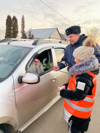 В канун Дня матери в Липецкой области автоинспекторы поздравляют автоледи