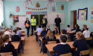 В Липецкой области у учащихся младших классов инструктажи дорожной безопасности проводят автоинспекторы и ЮИДовцы