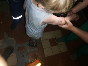 Липецкие спасатели освободили руку пятилетнего малыша, затянутую между дверью и шахтой лифта