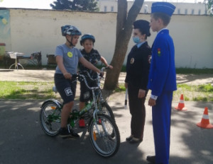 В Ельце автоинспекторы напомнили юным велосипедистам и пешеходам о необходимости соблюдения правил дорожной безопасности