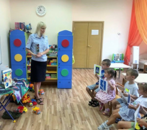 В Липецкой области автоинспекторы рассказывают малышам о безопасной дороге в школу