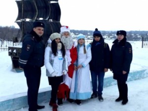 В Липецкой области  юные волонтеры в костюмах Деда Мороза и Снегурочки вместе с автоинспекторами напоминают первоклассникам о ПДД