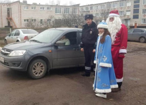 В муниципальных образованиях Липецкой области Дед Мороз активно агитирует за соблюдение ПДД
