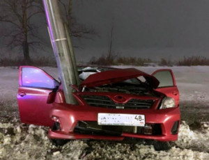 В Липецке водитель «Тойоты» врезался в столб