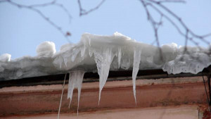 Температурные «качели» увеличивают риск схода снега и льда с крыш зданий в Липецке