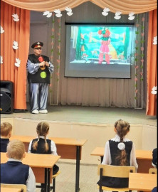 Липецкой области учащихся начальных классов дорожной грамоте учат инспектор Груша и учитель Огурец