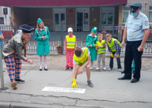 В Липецке юные инспекторы движения используют элементы стрит-арта для пропаганды дорожной безопасности
