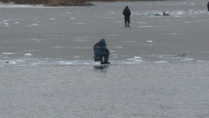 Пожилого мужчину из ледяной воды у плотины в Липецке вытащили рыбаки