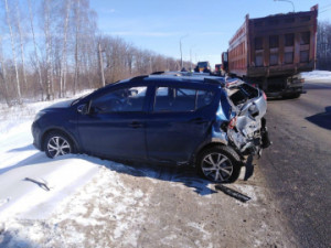 В Липецком районе в столкновении с грузовиком пострадали водитель и пассажирка иномарки
