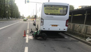 В Липецке подросток на мопеде врезался в автобус