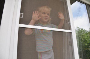 В открытом окне прохожие заметили маленького ребенка