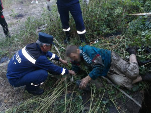 Липецкие спасатели достали мужчину из заброшенного колодца на Тракторном