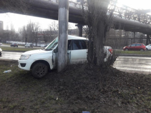 В Липецке «Гранта» врезалась в столб, водитель госпитализирован