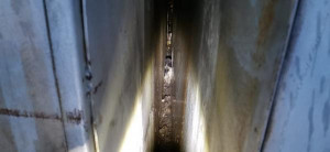 Погибающего щенка липецкие спасатели извлекли из узкой щели между гаражами
