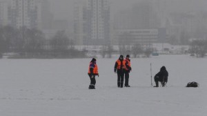 Спасатели напоминают рыбакам о правилах безопасности на льду