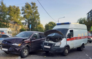 В Липецке в столкновении на перекрестке пострадала пассажирка одного из автомобилей