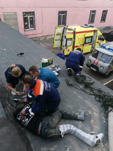 Липецкие спасатели сняли с пристройки здания травмированного
паркурщика