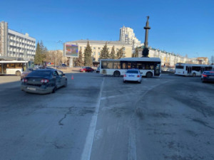 В центре Липецка столкнулись автобус и иномарка