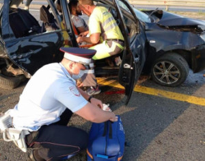 Липецкие автоинспекторы оказывают помощь пострадавшим в ДТП